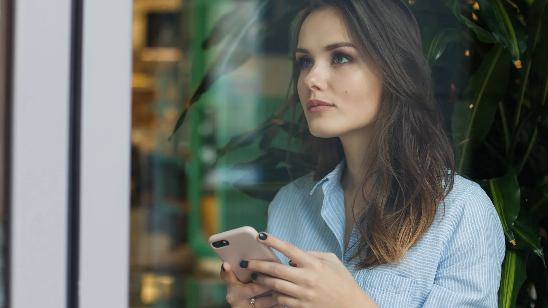 Employee using secure mobile printing from a smartphone